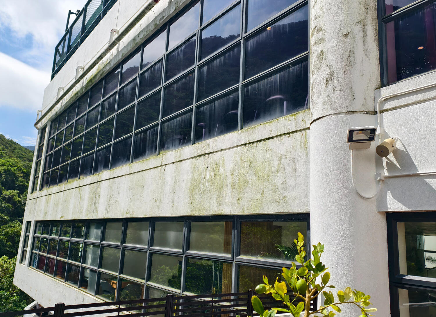 before-unwashed-wall-mold-hk Exterior wall with mould and grime before professional soft wash in Hong Kong.