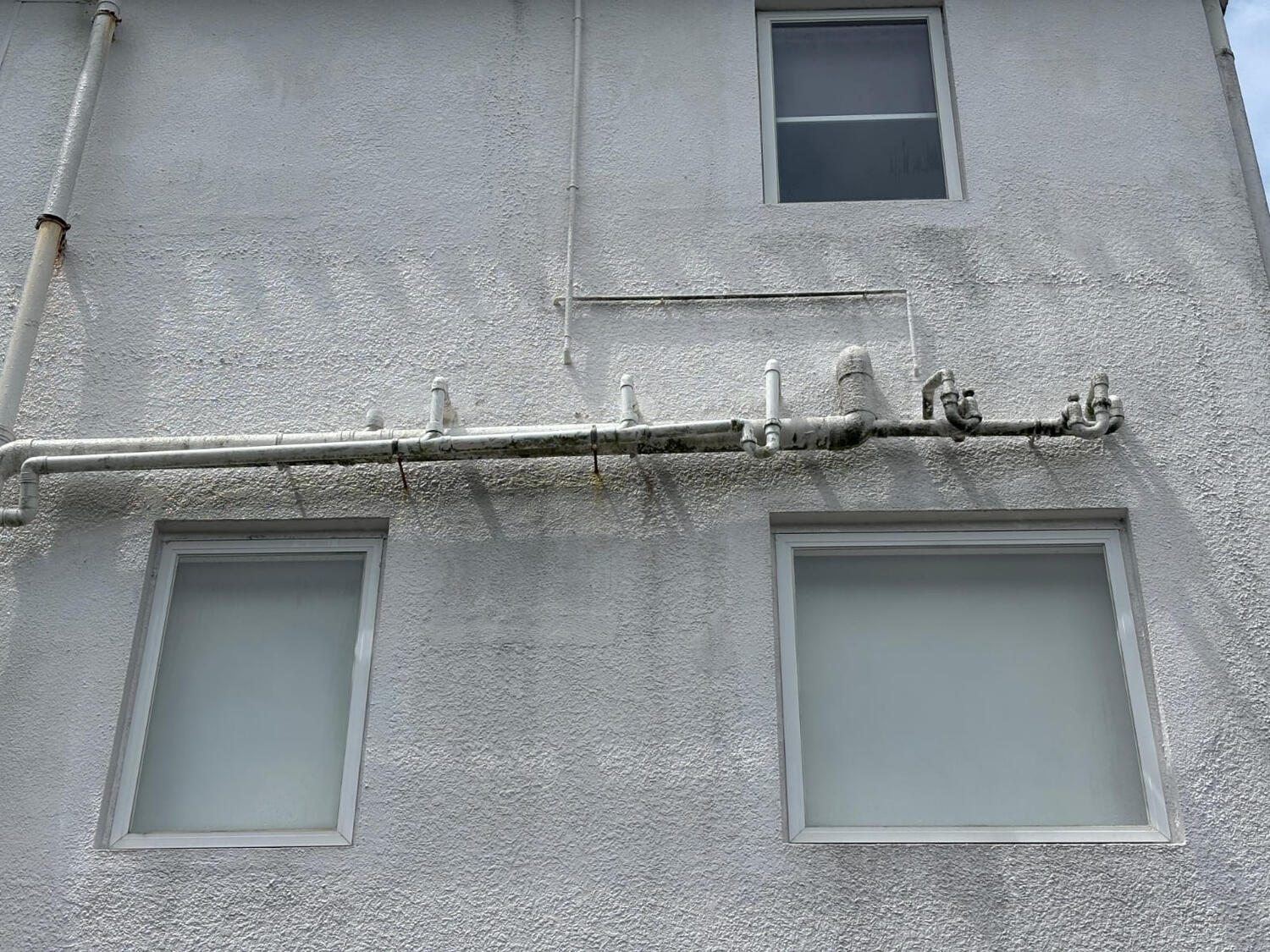 before-unwashed-wall-mold-hk Exterior wall with mould and grime before professional soft wash in Hong Kong.