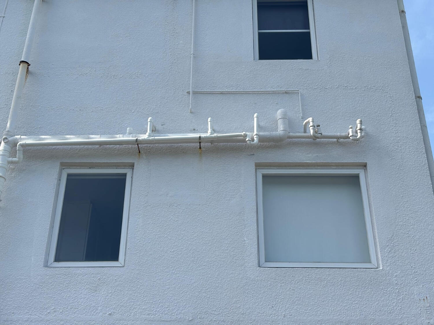 after-cleaned-wall-pressure-wash-hk Same wall after pressure washing, showing clean facade and removal of algae and dirt.